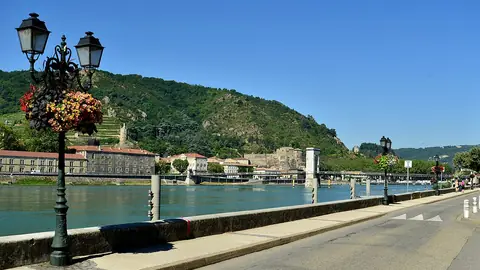 Bord de l’eau à Tournon-sur-Rhône, près de Valence