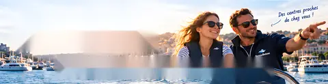 Deux plaisanciers souriants sur un bateau, port de Marseille